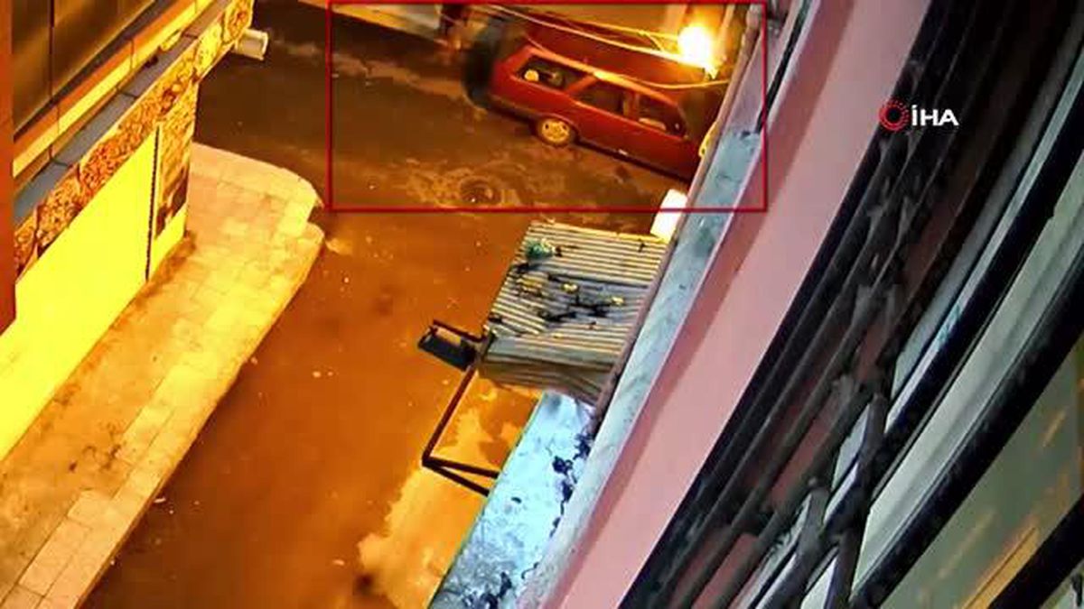 Park halindeki araçtan hırsızlık yapan şahıs kamerada