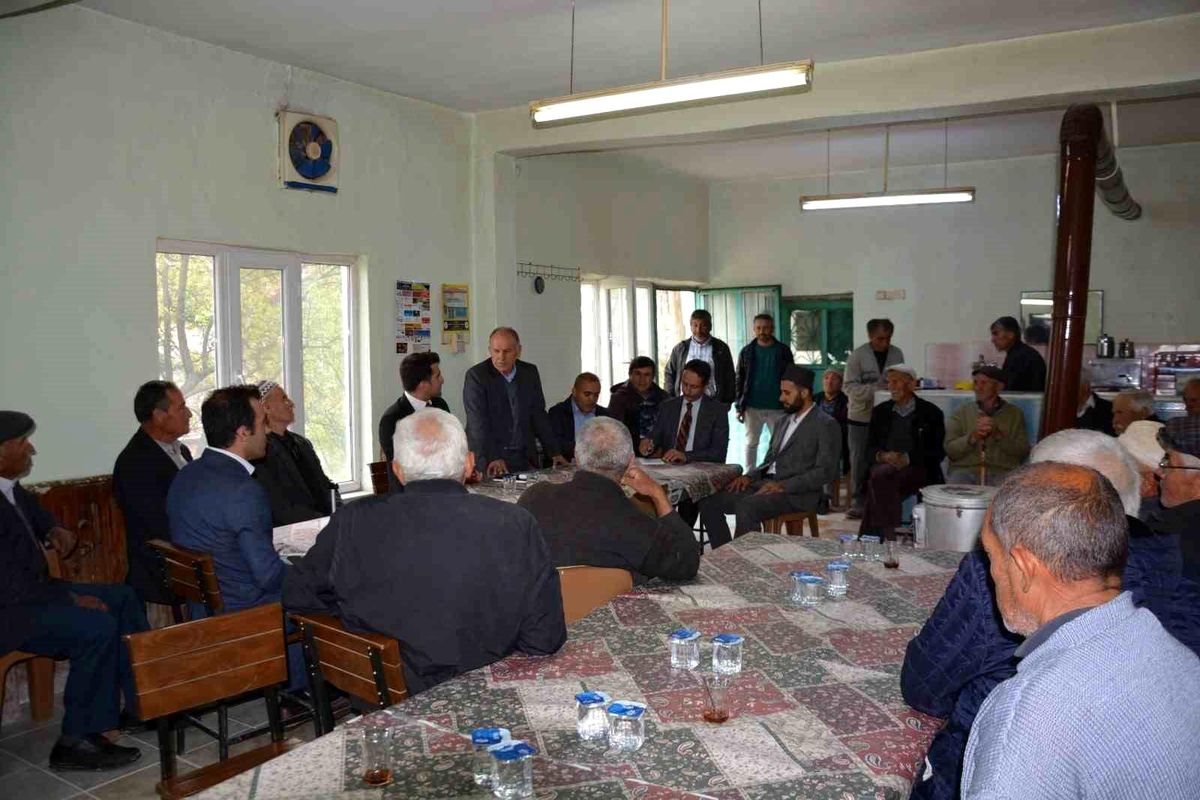 Selendi Kaymakamı mahalle mahalle geziyor