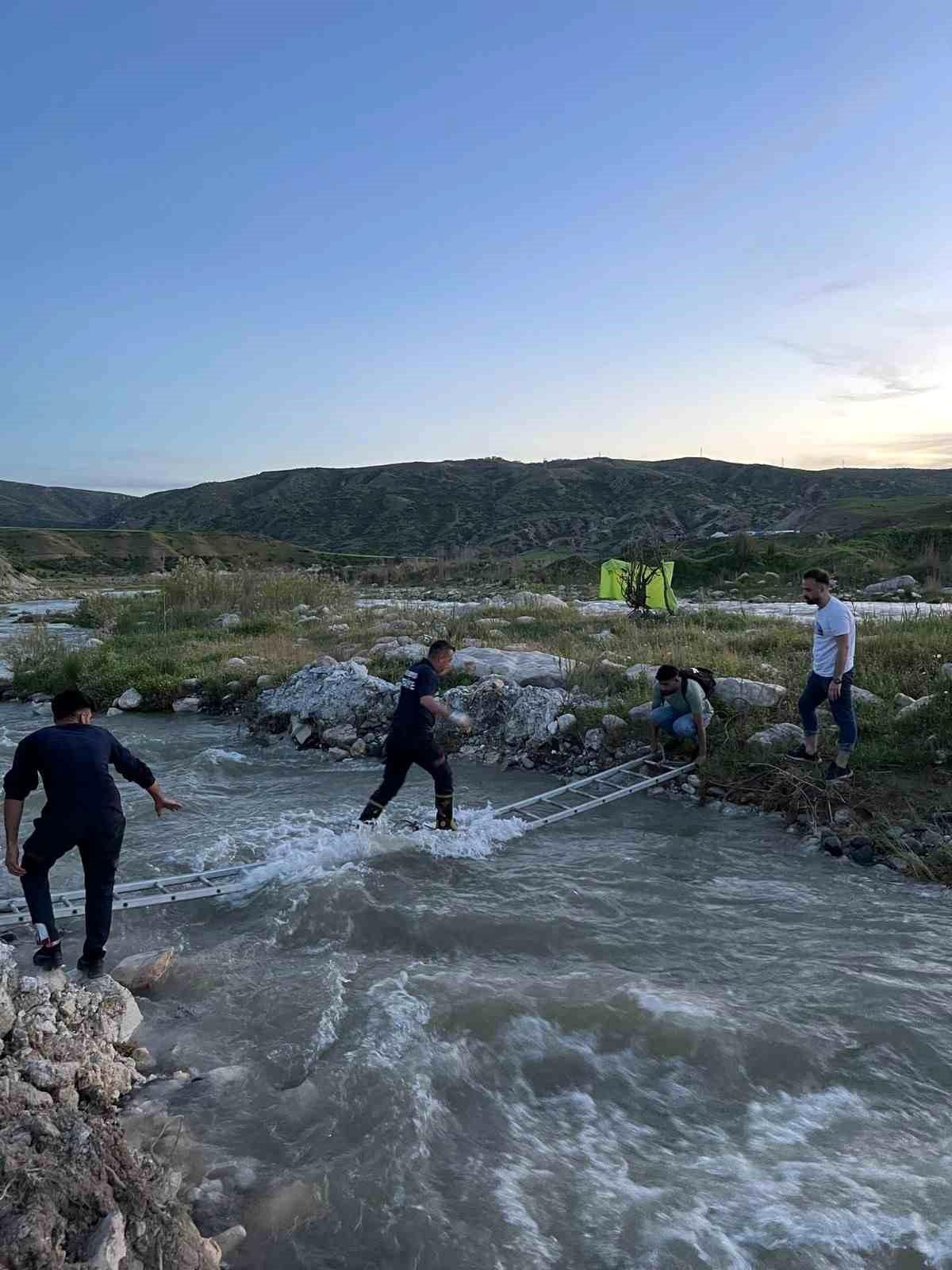 Siirt'te çayda mahsur kalan 2 kişi itfaiye ekipleri tarafından kurtarıldı