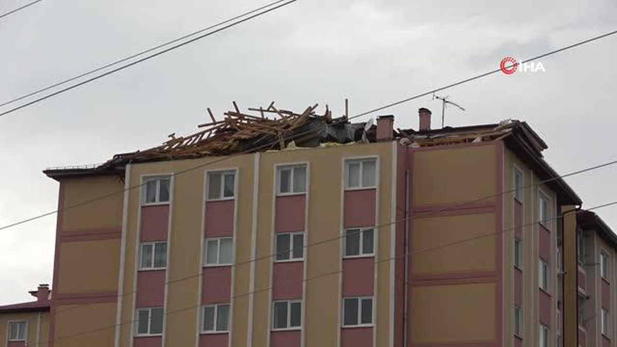 Sivas'ta kuvvetli rüzgar çatıyı yerinden söktü