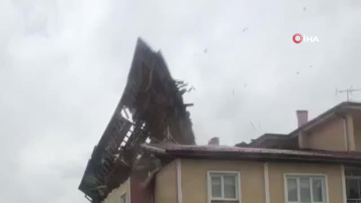 Sivas'ta kuvvetli rüzgar çatıyı yerinden söktü