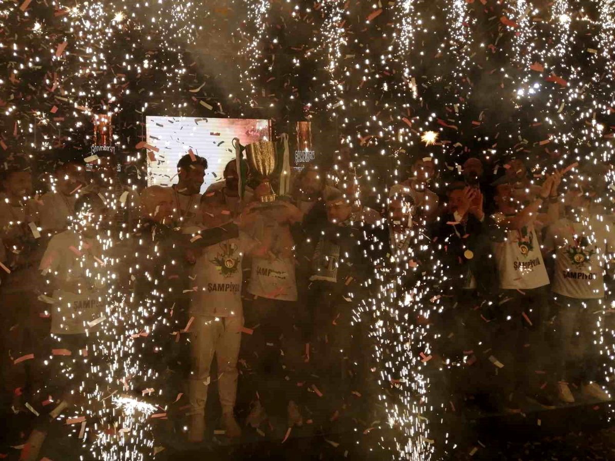 Sultanbeyli Belediyespor'un şampiyonluğu coşkuyla kutlandı