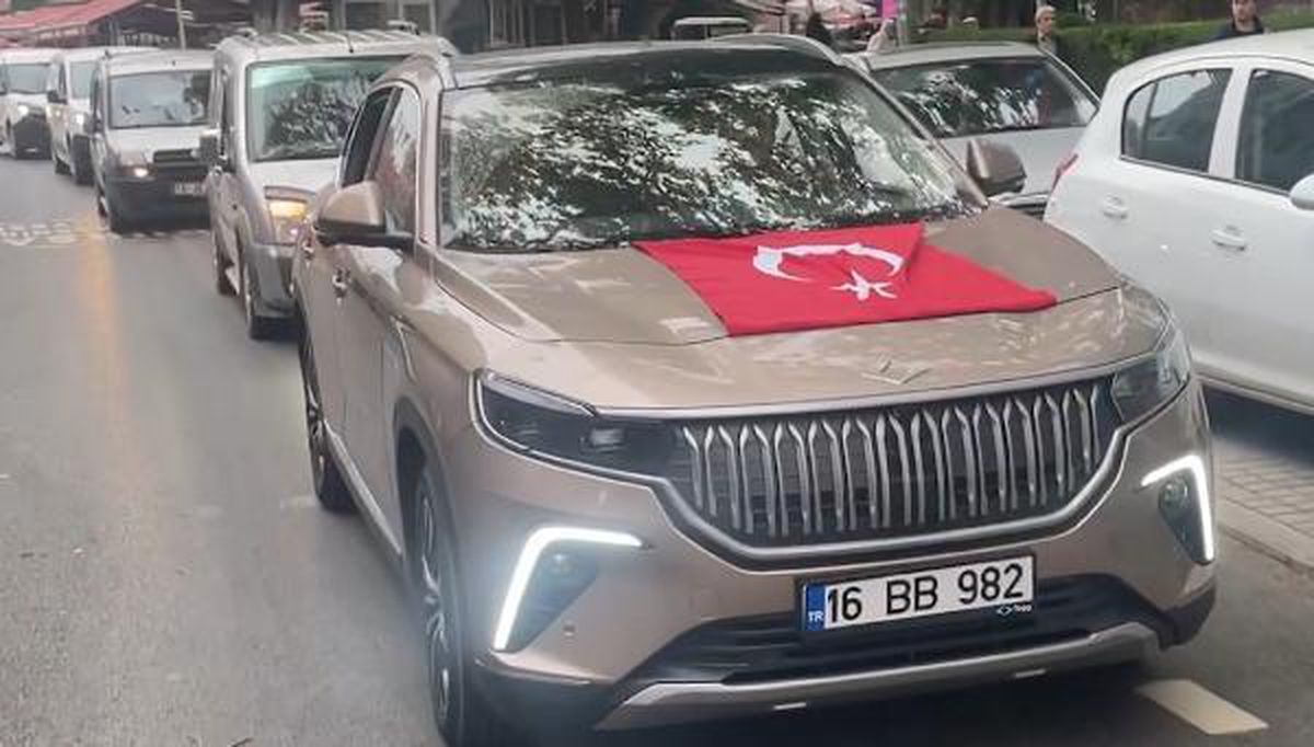 Bakan Varank'ın Togg'u, asker uğurlamasında konvoy başı oldu