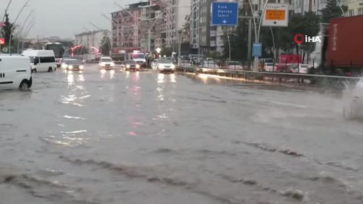Uşak'ta sağanak yağış hayatı olumsuz etkiledi
