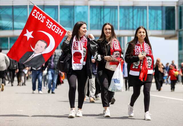 'Büyük İstanbul Mitingi' için Atatürk Havalimanı Millet Bahçesi'ne girişler başladı