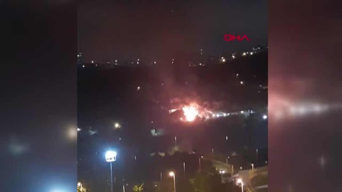 İSTANBUL-KAĞITHANE'DE HURDA DEPOSU ALEV ALEV YANDI