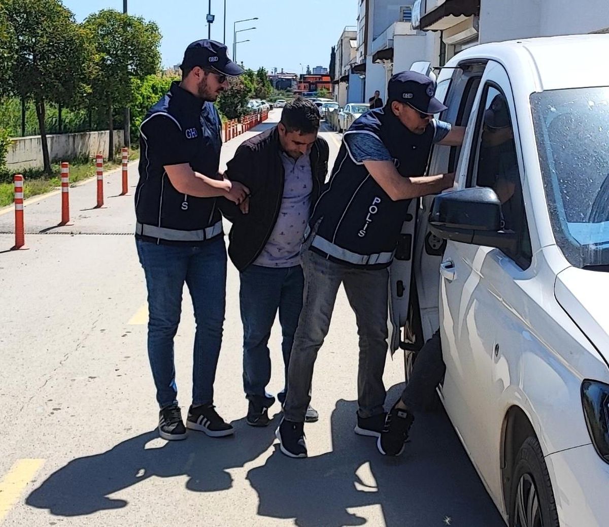 Kaçak göçmen taşıyan iki kişi yakalandı