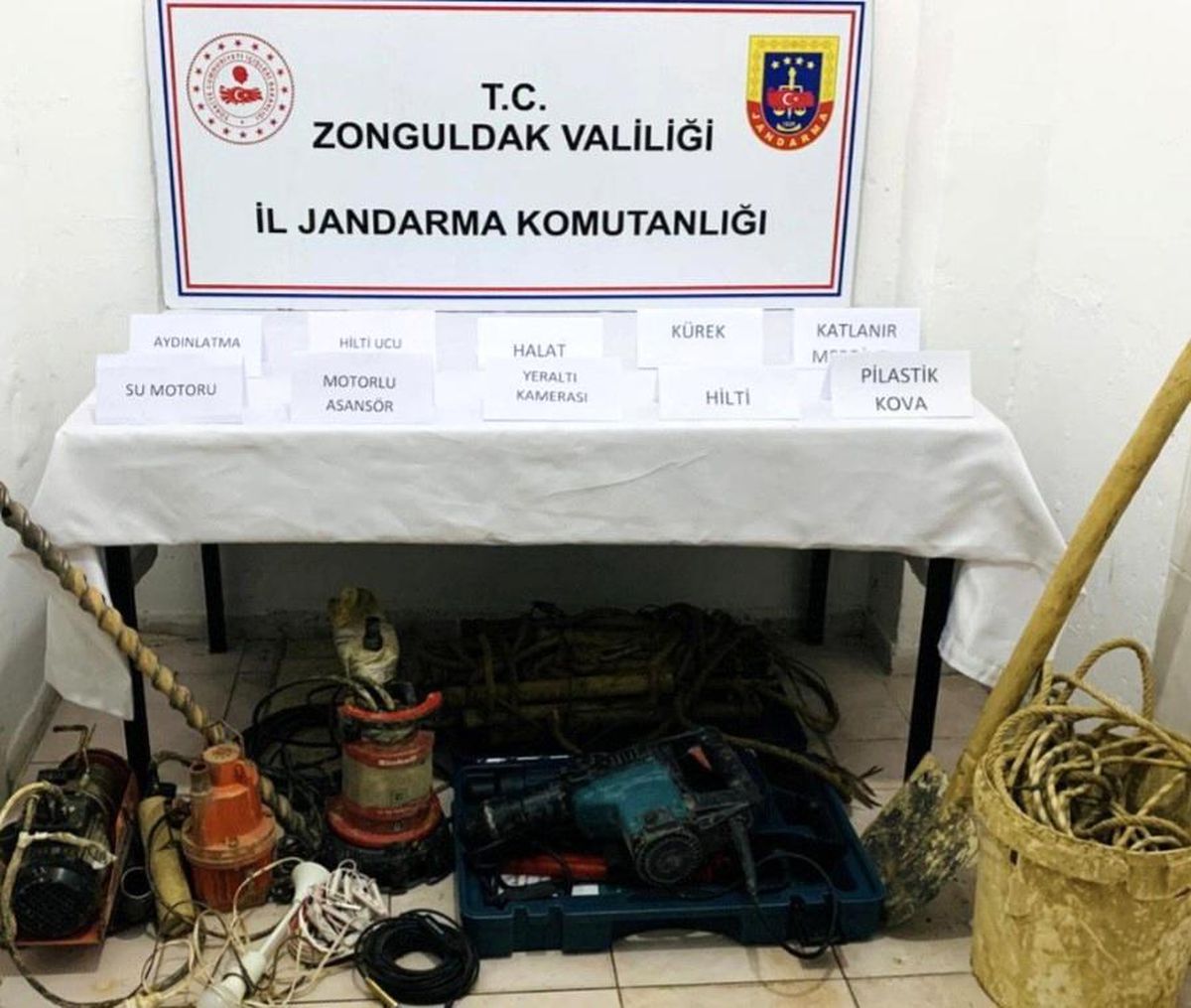 Kaçak kazıda yılan kamerayla yakalandılar