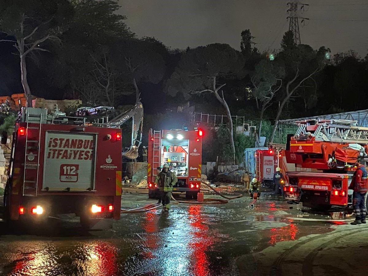 Kağıthane'de hurdalıkta yangın