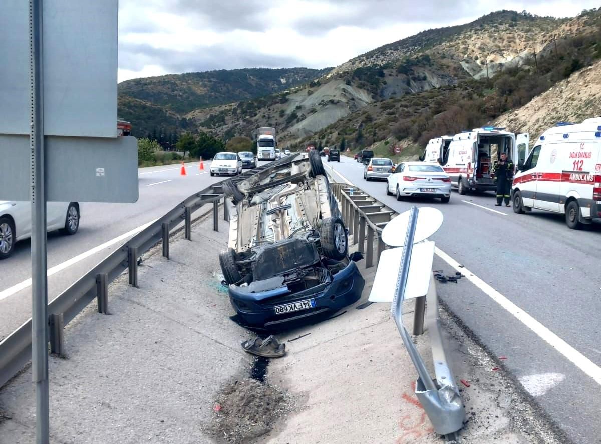Kütahya iki otomobil çarpıştı: 6 yaralı
