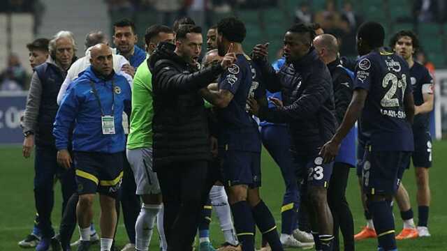 Sahada başlayıp tünele kadar devam etti! Giresunspor-Fenerbahçe maçında sportmenliğe yakışmayan hareketler Sahada başlayıp tünele kadar devam etti! Giresunspor-Fenerbahçe maçında sportmenliğe yakışmayan hareketler