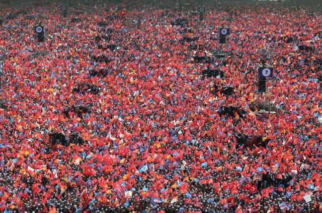 Son Dakika: Büyük İstanbul Mitingi'nde temmuzu işaret etti! Erdoğan'dan emekli, memur ve asgari ücret zammıyla ilgili heyecanlandıran sözler