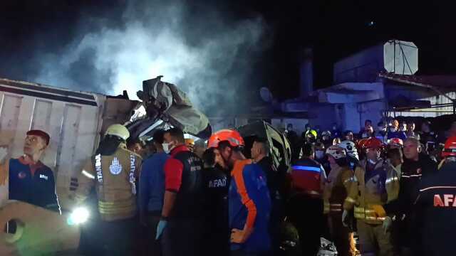 Son Dakika: Hatay'da kontrolden çıkan kamyon, asker uğurlayan kalabalığın arasına daldı: 12 ölü, 3'ü ağır 31 yaralı