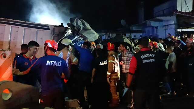 Son Dakika: Hatay'da kontrolden çıkan kamyon, asker uğurlayan kalabalığın arasına daldı: 12 ölü, 3'ü ağır 31 yaralı