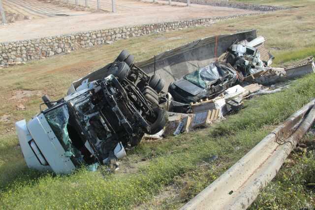 Son Dakika: Şanlıurfa'da kamyonet ile tır çarpıştı: 6 ölü, 1 yaralı Son Dakika: Şanlıurfa'da kamyonet ile tır çarpıştı: 6 ölü, 1 yaralı