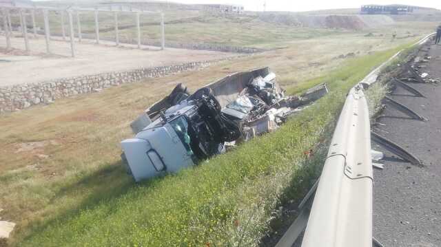 Son Dakika: Şanlıurfa'da kamyonet ile tır çarpıştı: 6 ölü Son Dakika: Şanlıurfa'da kamyonet ile tır çarpıştı: 6 ölü