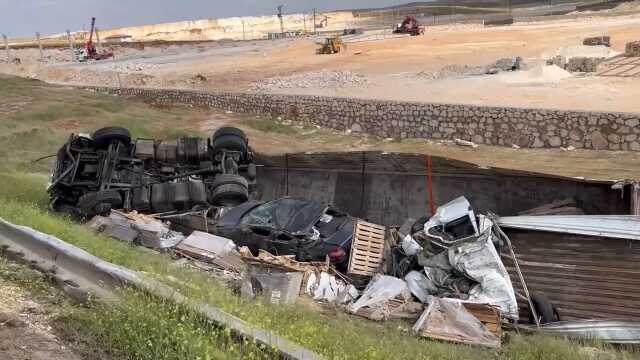 Son Dakika: Şanlıurfa'da kamyonet ile tır çarpıştı: 6 ölü Son Dakika: Şanlıurfa'da kamyonet ile tır çarpıştı: 6 ölü