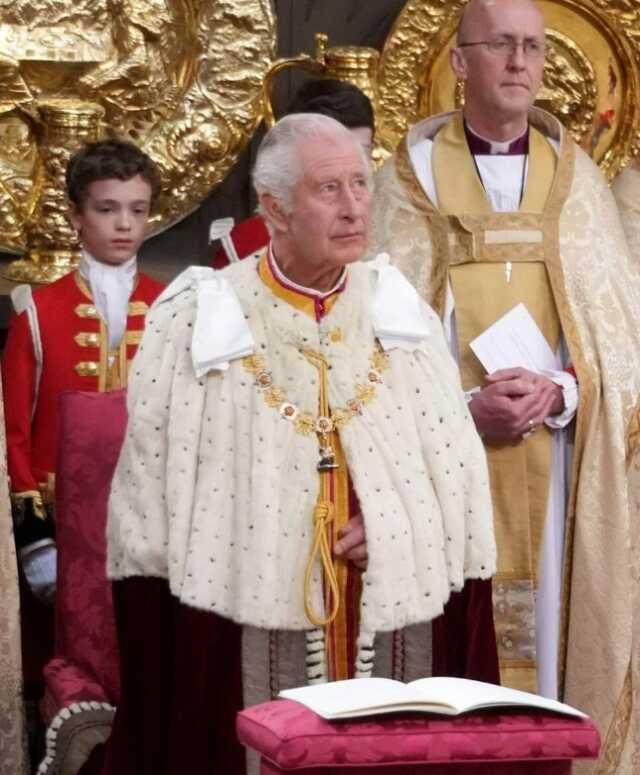 Taç giyme töreninde ilginç görüntü! Ülke basınında atılan başlık tüyler ürpertti Taç giyme töreninde ilginç görüntü! Ülke basınında atılan başlık tüyler ürpertti