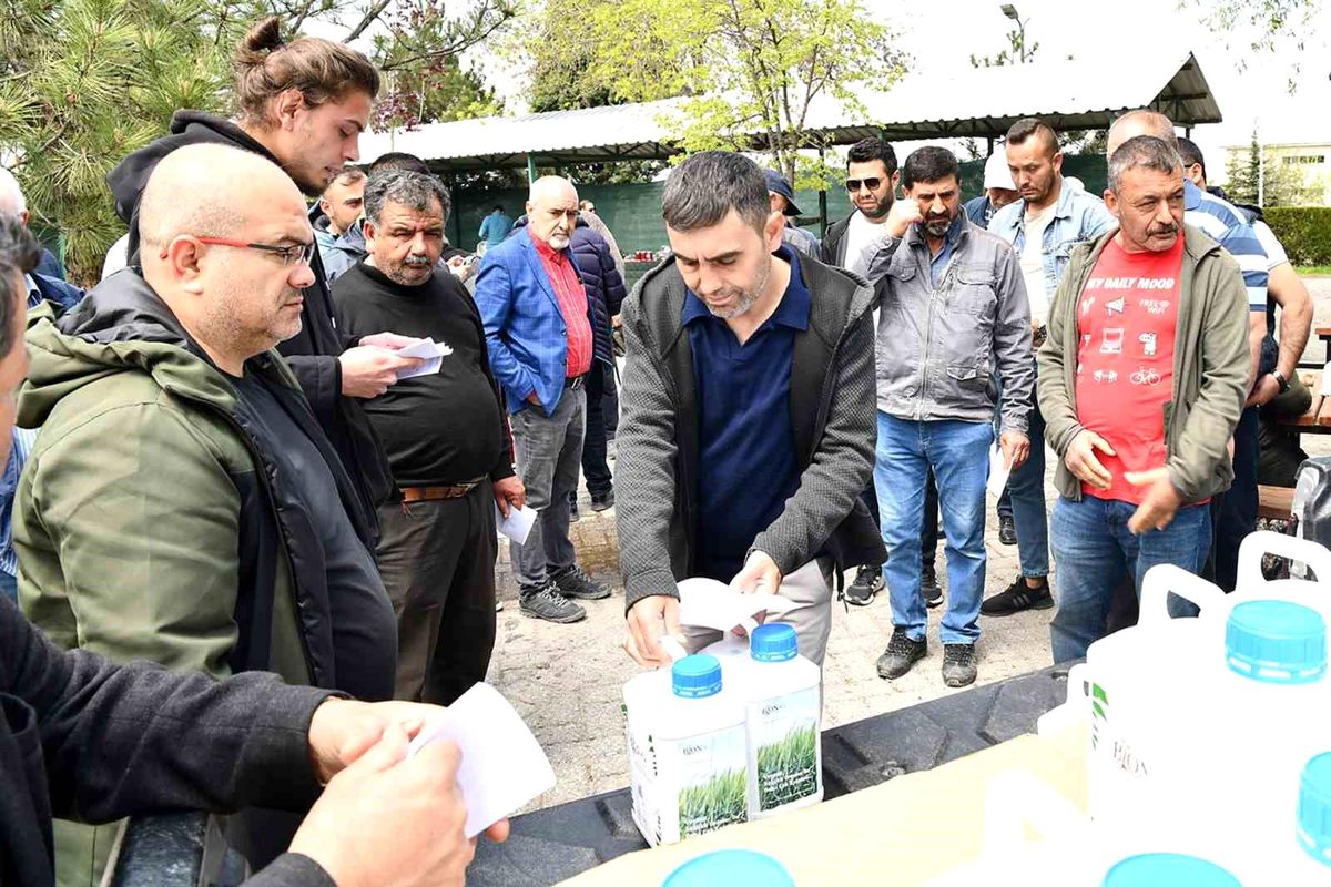 Tepebaşı'ndan çiftçilere sıvı gübre desteği
