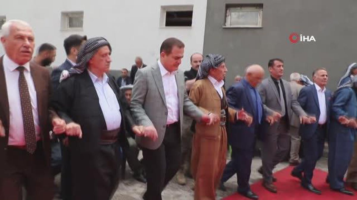 Vali Akbıyık, aşiret liderleriyle halay çekti