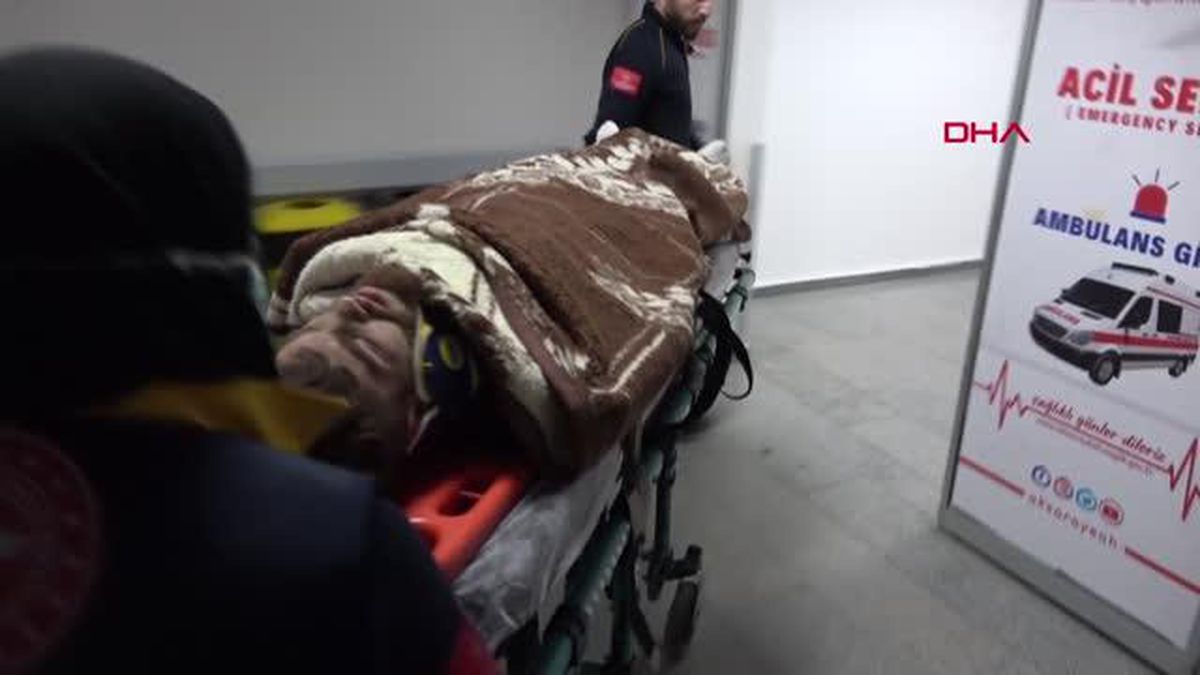 AKSARAY-HAFİF TİCARİ ARAÇ ŞARAMPOLE DEVRİLDİ: 5 YARALI