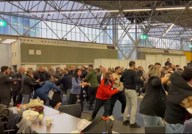 Amsterdam'da terör örgütü PKK sempatizanları sandık müşahitlerine saldırdı Amsterdam'da terör örgütü PKK sempatizanları sandık müşahitlerine saldırdı