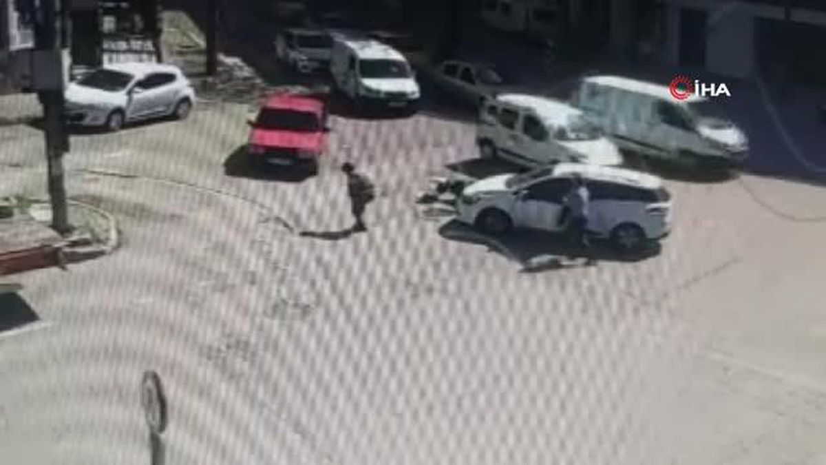 Ani fren yapan motosikletli aracın altına girmekten son anda böyle kurtuldu