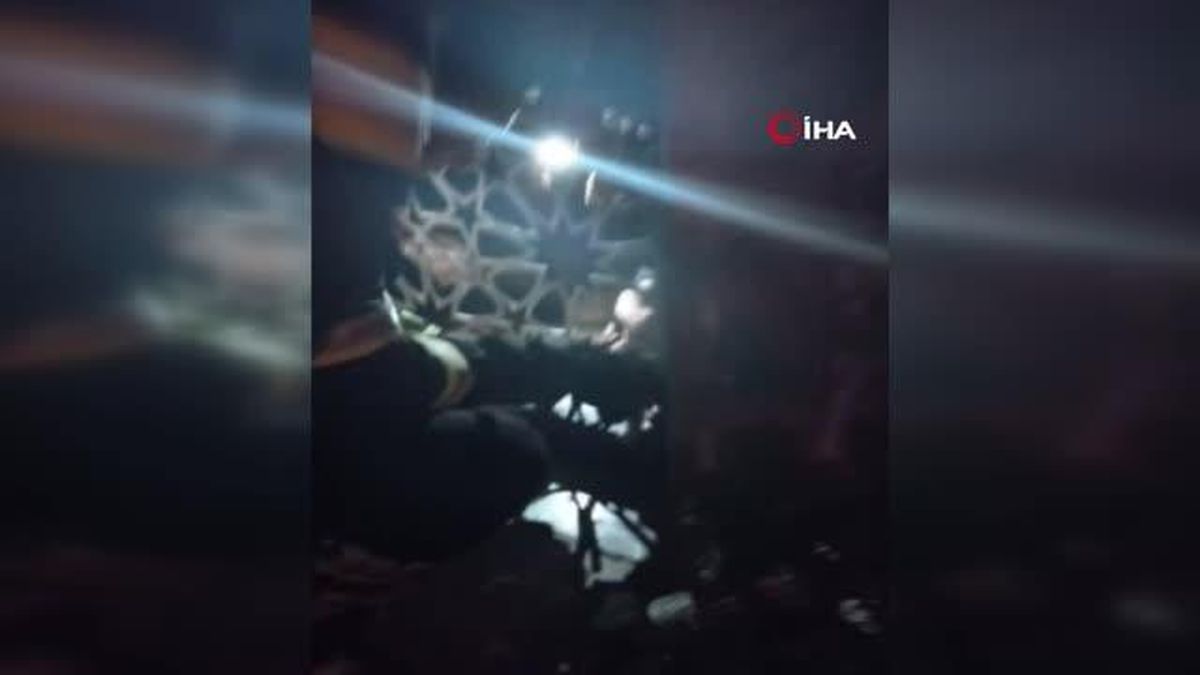 Bahçe kapısına sıkışan yavru köpeği itfaiyeciler kurtardı