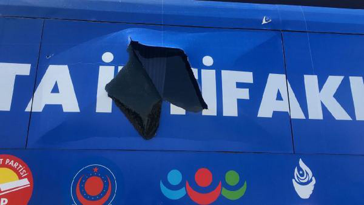 ATA İttifakı'nın seçim otobüsüne taşlı saldırı