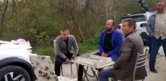 Damat arkadaşları tarafından okey masasına oturtuldu