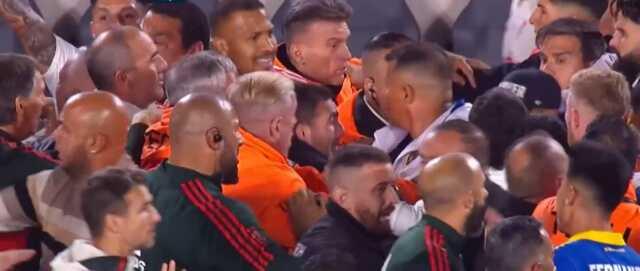 Dünya, Arjantin'de oynanan tarihi derbiyi konuşuyor! River Plate-Boca Juniors maçında savaş çıktı Dünya, Arjantin'de oynanan tarihi derbiyi konuşuyor! River Plate-Boca Juniors maçında savaş çıktı