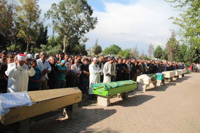 Hatay'da kamyon faciasında ölen 7 kişi, yan yana defnedildi Hatay'da kamyon faciasında ölen 7 kişi, yan yana defnedildi