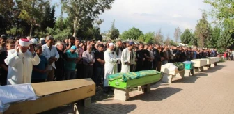 Hatay'da kamyon faciasında ölen 7 kişi, yan yana defnedildi