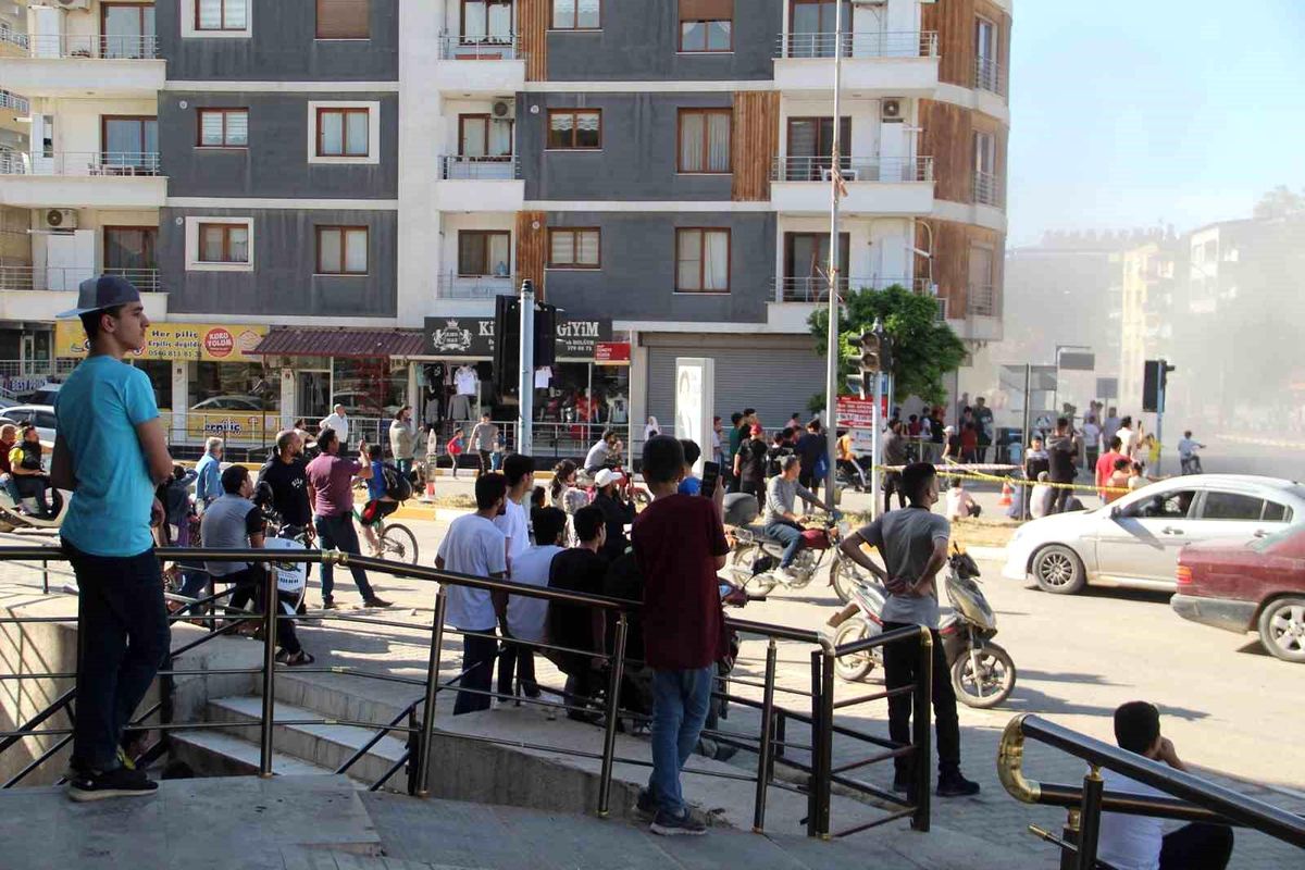 Hatay'da kontrollü yıkımı film gibi izlediler