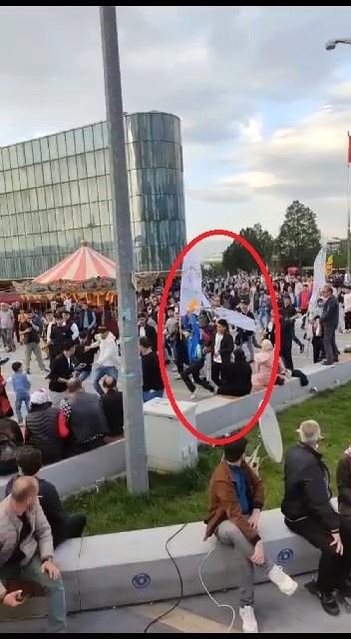 HDP'liler miting sonrası Bakan Varank'ın mobil seçim aracı ve Cumhur İttifakı taraftarlarına saldırdı