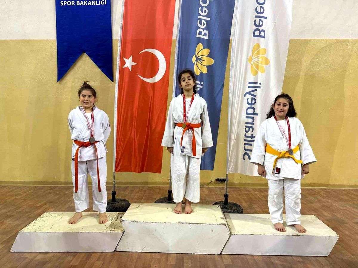 İstanbul Süper Minikler İl Şampiyonası'nda Büyükçekmece'yi temsil eden sporcular 1 altın 1 bronz madalya kazandı