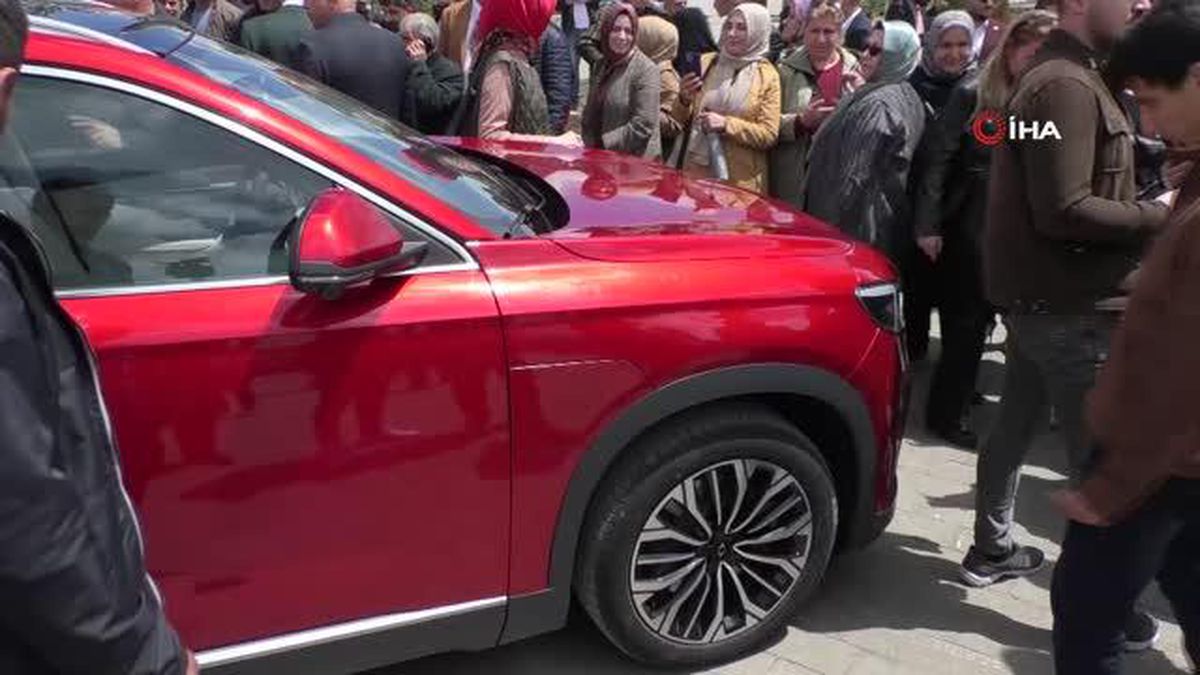 Karslılar yerli otomobil Togg'a yoğun ilgi gösterdi