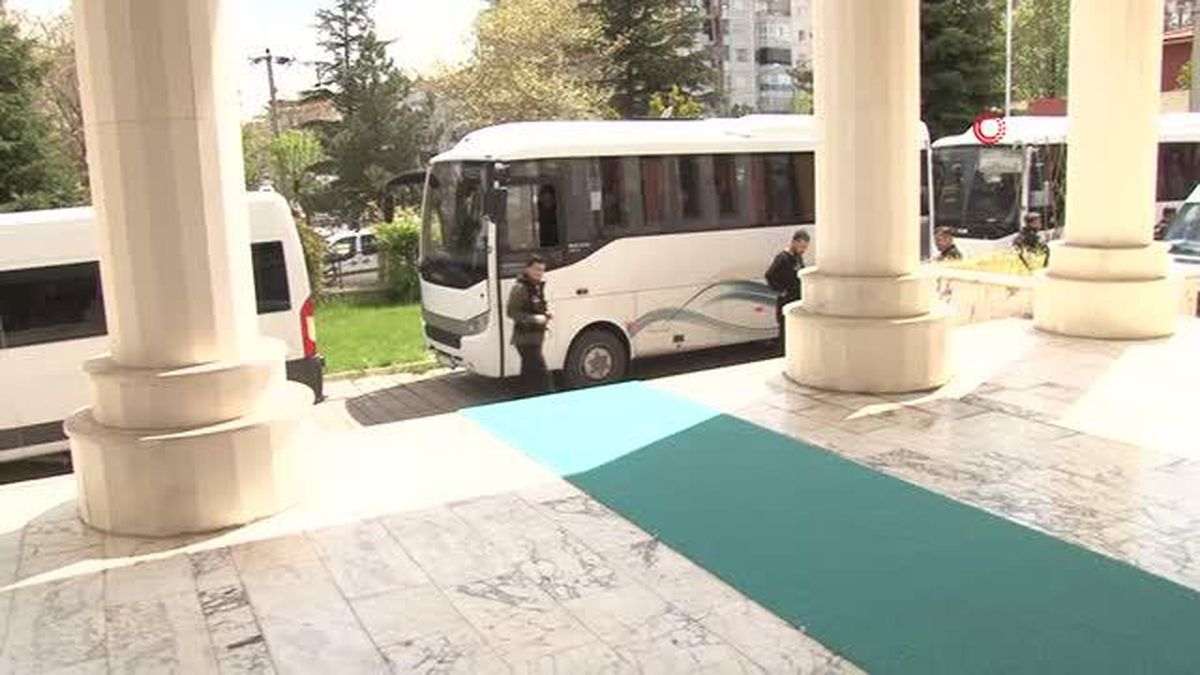 'Kökünü Kurutma' operasyonunda gözaltına alınan 112 kişi adliyeye sevk ediliyor