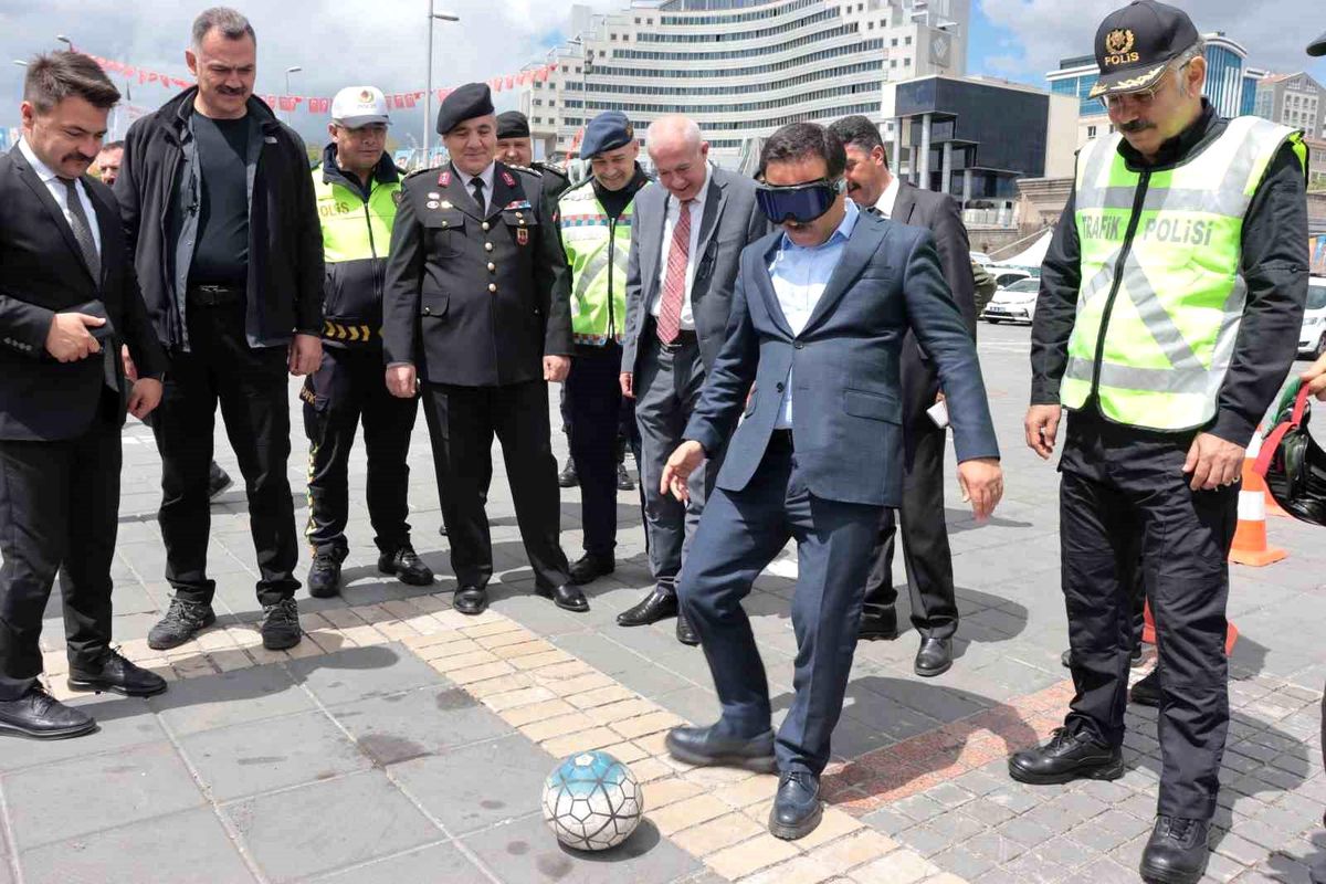 Kurşunlanan levhalar sergilendi, trafik güvenliğine dikkat çekildi