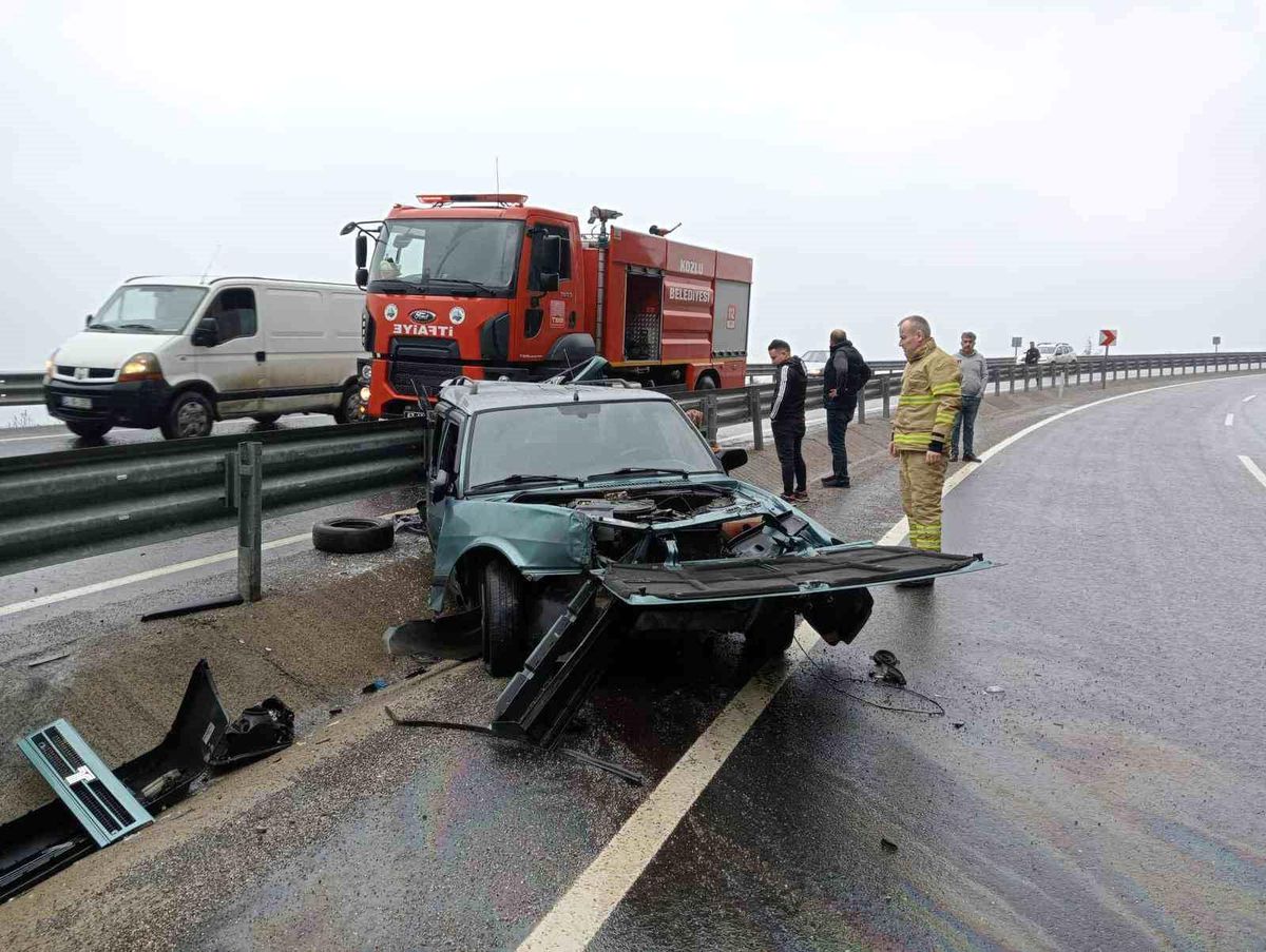 Lastiği patladı bariyerlere çarparak durabildi: 2 yaralı