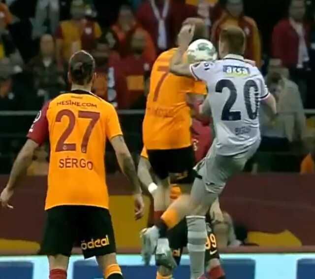 Maç olaylı başladı! Galatasaray'dan Halil Umut Meler'e kırmızı kart isyanı