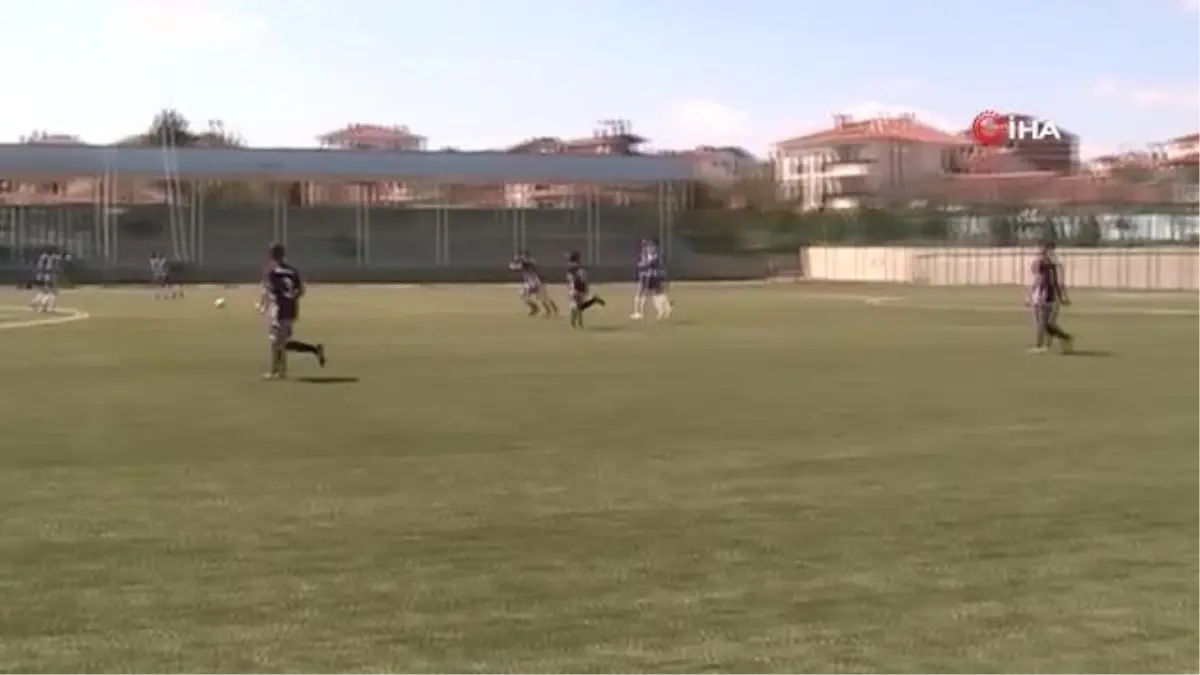 Maçın 90+5'inci dakikasında gelen gol sonrası saha içi bir anda karışırken, hakem maçı iptal etti