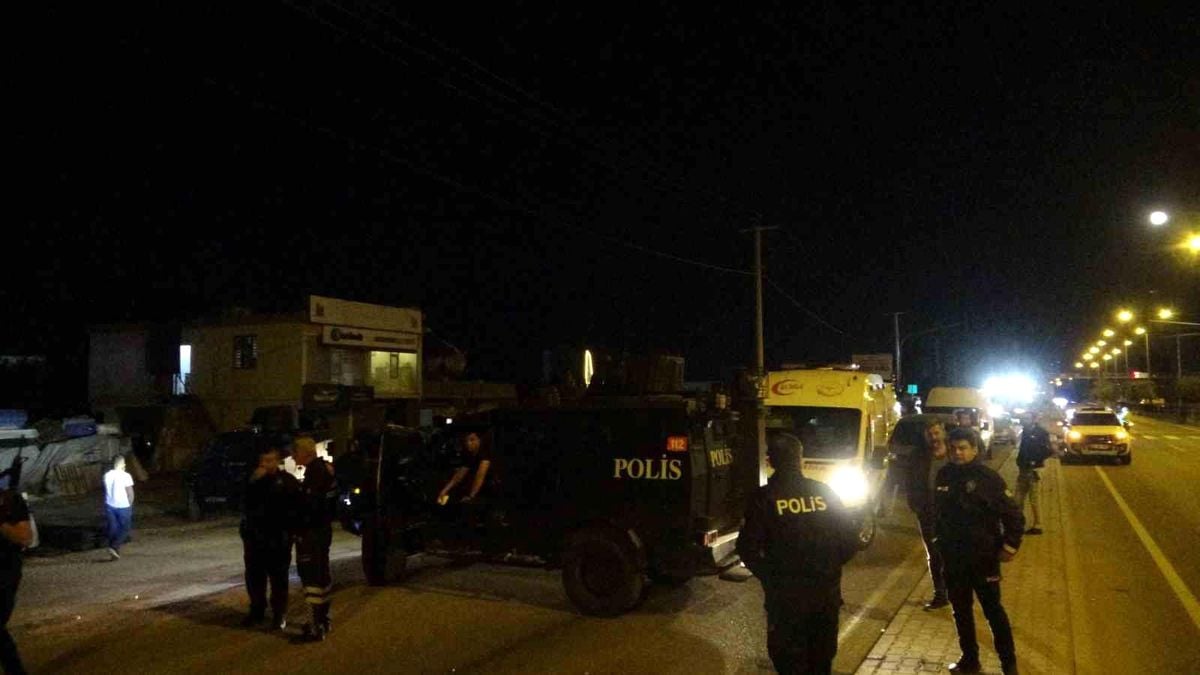 Market borcu yüzünden çıkan tartışma aileleri karşı karşıya getirdi: Polis mahallede set oluşturdu