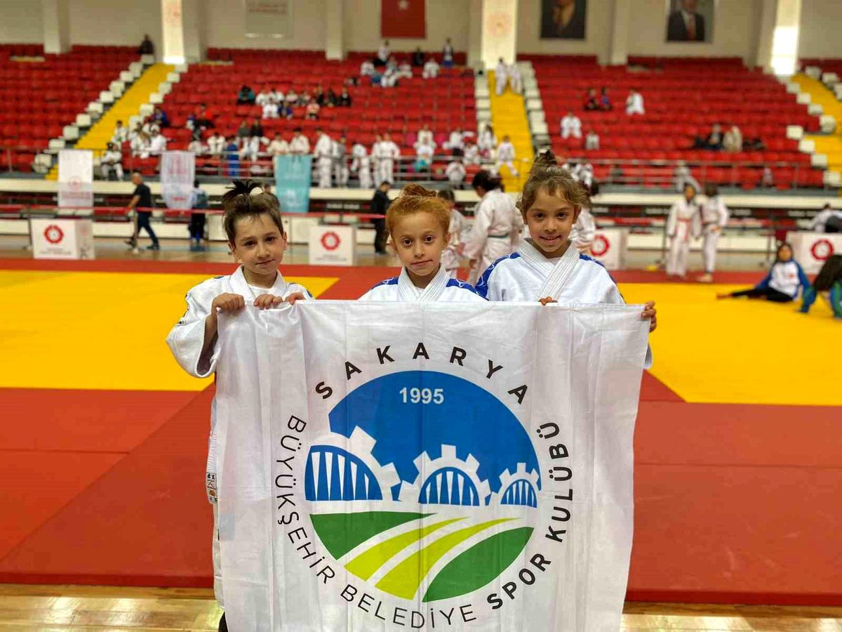 Sakarya Büyükşehir sporcusu kürsüyü boş bırakmadı