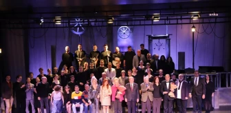 Tekirdağ Büyükşehir Belediyesi Şehir Tiyatroları İlk Oyunuyla Ayakta Alkışlandı