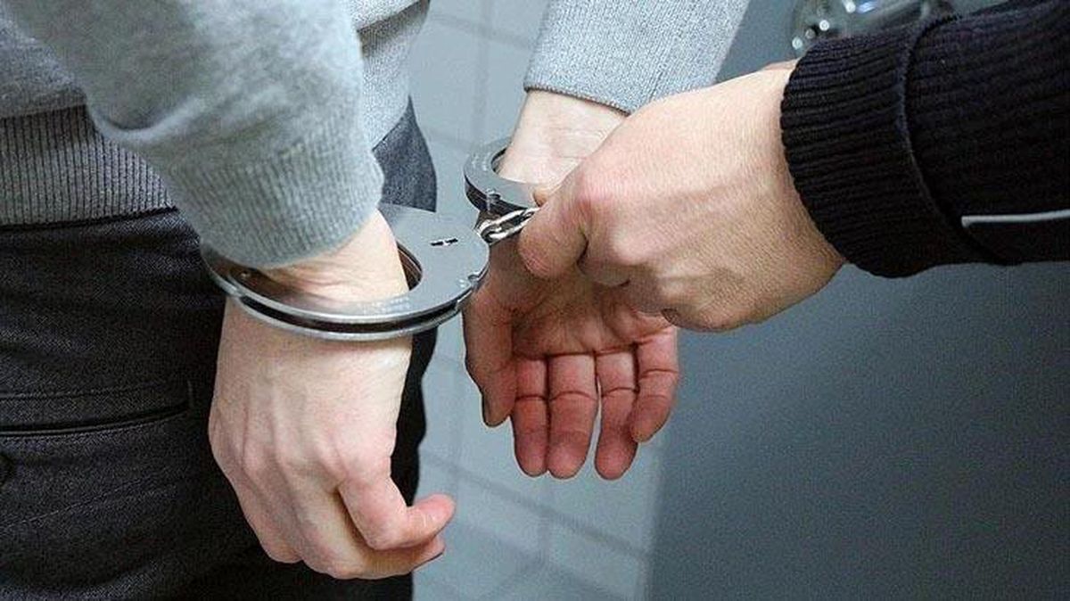 Aranması bulunan adam, yakınını ziyaret için gittiği cezaevine hükümlü olarak girdi