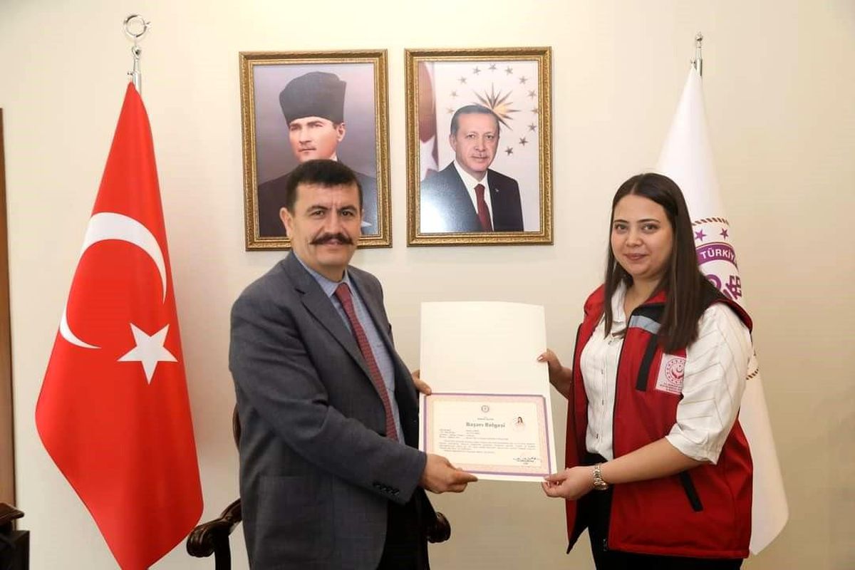 Burdur Vali Arslantaş, deprem bölgesinde görev yapan tüm personeli 'başarı belgesi' ile ödüllendirdi.