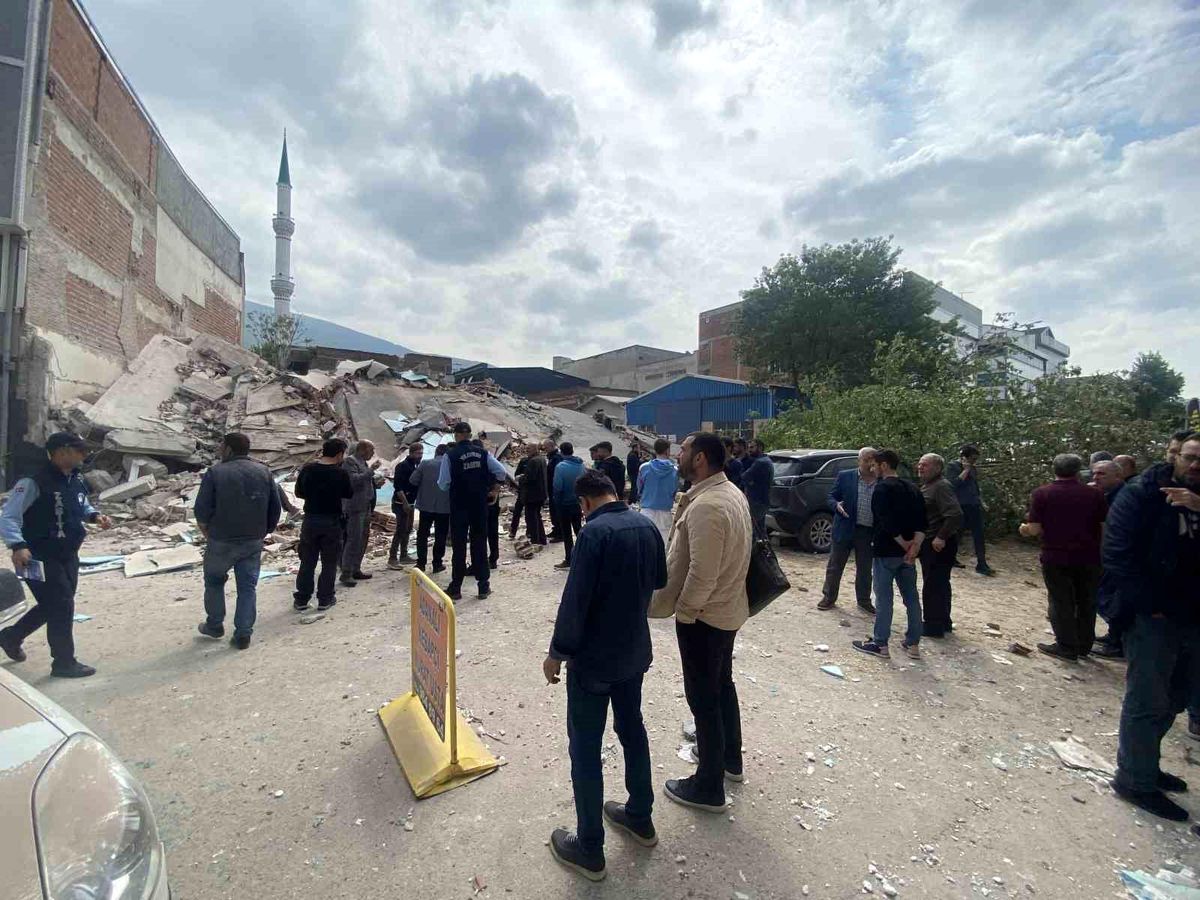 Bursa merkez Yıldırım ilçesi Anadolu Mahallesi Karlıdağ Caddesi'nde kullanılmayan 4 katlı bina yıkım sırasında bir anda çöktü.