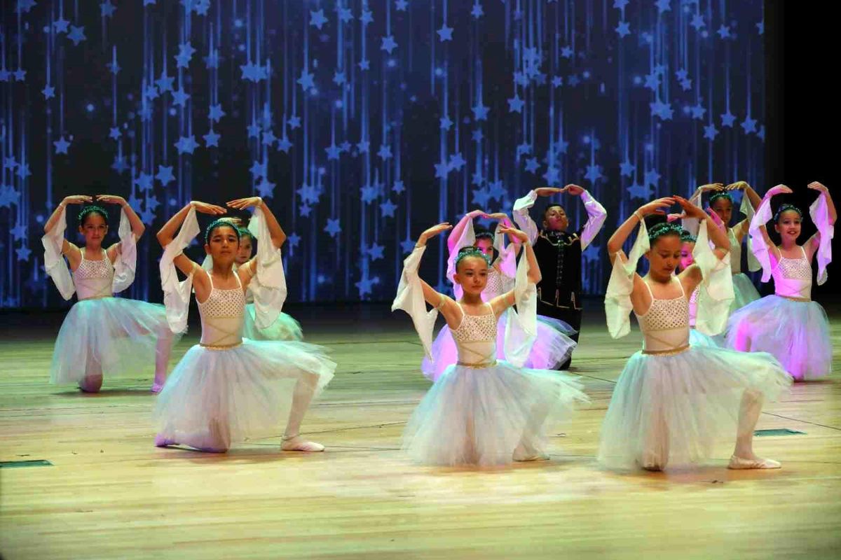 Çocukların bale ve zumba kids gösterisi büyüledi