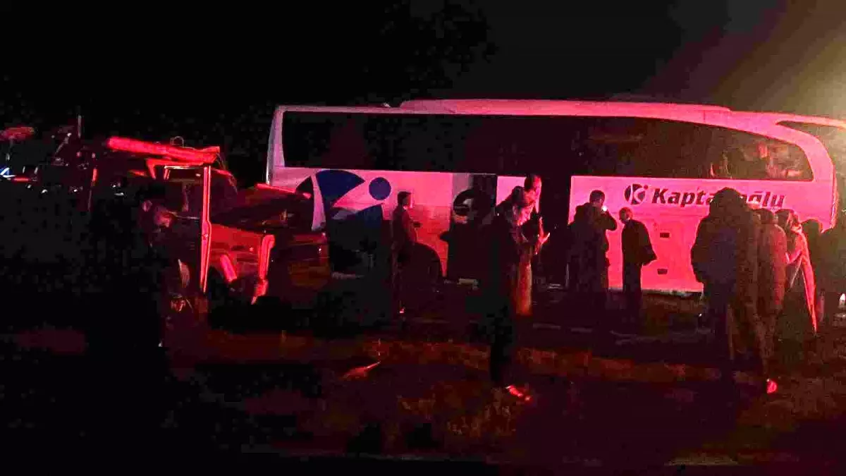 D100'de otobüs ile kamyonet çarpıştı: 1 yaralı